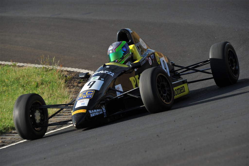 Frederik Schandorff tog som ventet den danske titel i Formel Ford, da sæsonen blev afsluttet på Ring Knutstorp
(Foto: Morten Alstrup)